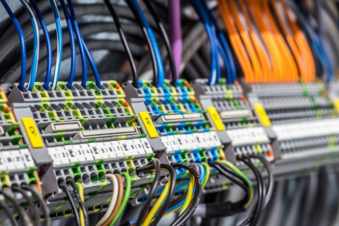 工場機械の配線工事が未来を創る